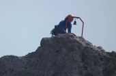 62 rocciatore in cima all'alto torrione con la campanella...
